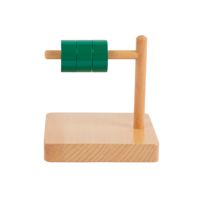 Base con asta horizontal con aros de madera verdes