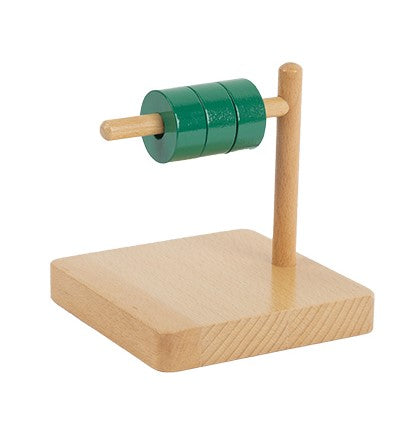 Base con asta horizontal con aros de madera verdes