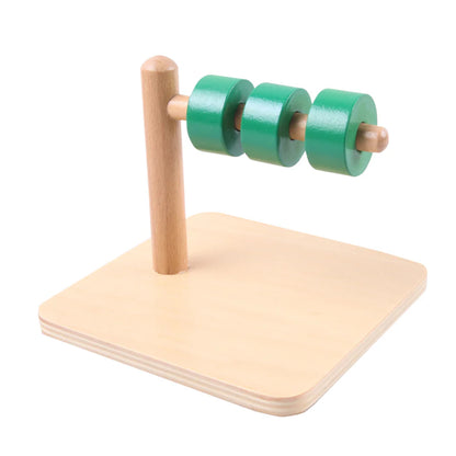 Base con asta horizontal con aros de madera verdes