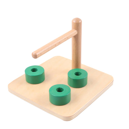Base con asta horizontal con aros de madera verdes