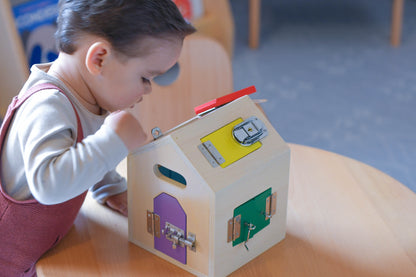 Casita con cerrojos (escuela)