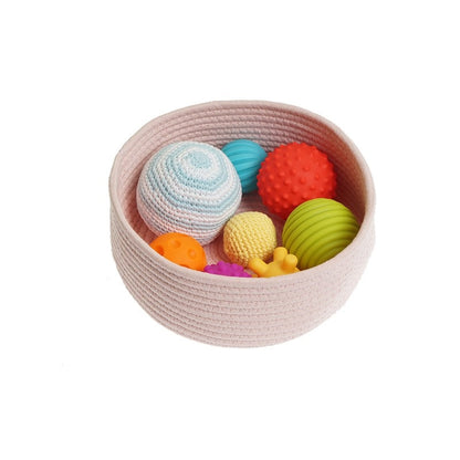 Canasta con pelotas de texturas (hogar)