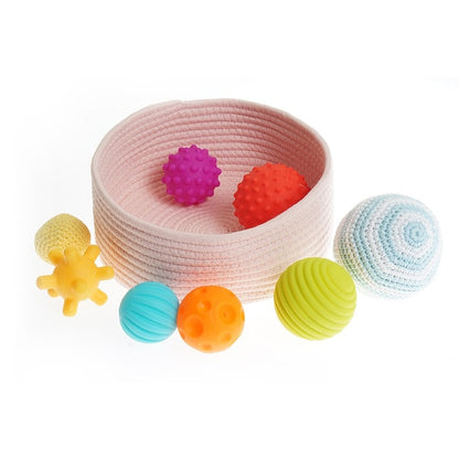 Canasta con pelotas de texturas (hogar)